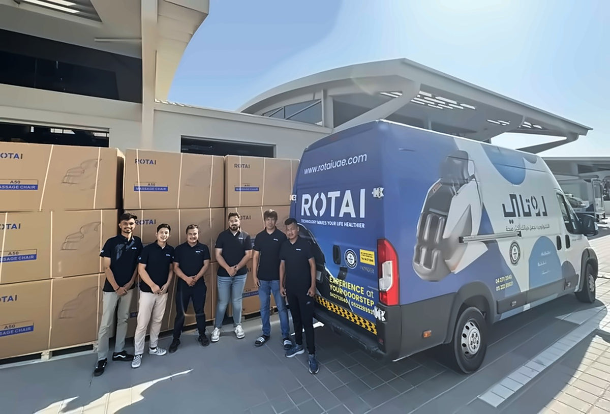 فريق ROTAI في دول مجلس التعاون الخليجي مع شاحنة توصيل في دبي